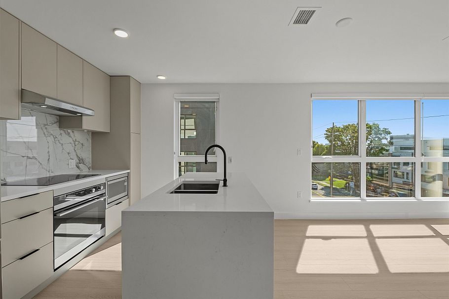 411 422 E 3rd Street North Vancouver, BC - 4