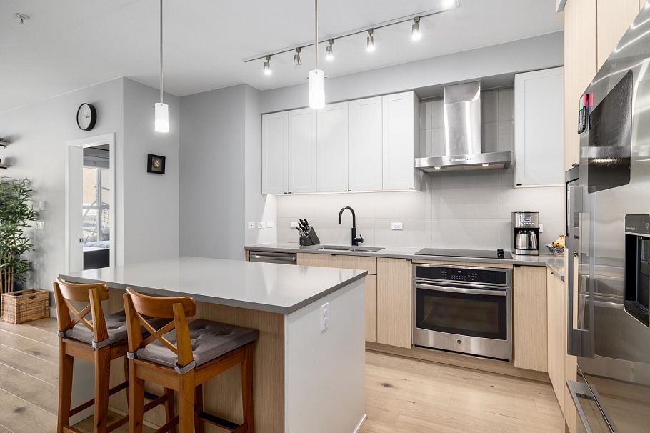 207 3205 Mountain Highway North Vancouver, BC - 3