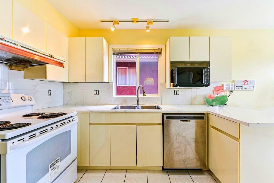 396 E 49th Avenue Vancouver, BC - 9