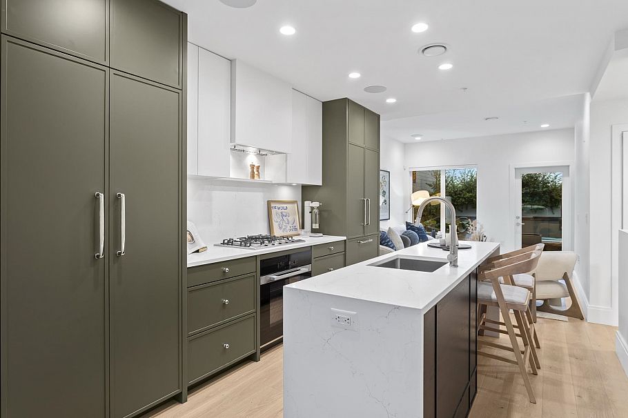 553 W 26th Avenue Vancouver, BC - 3