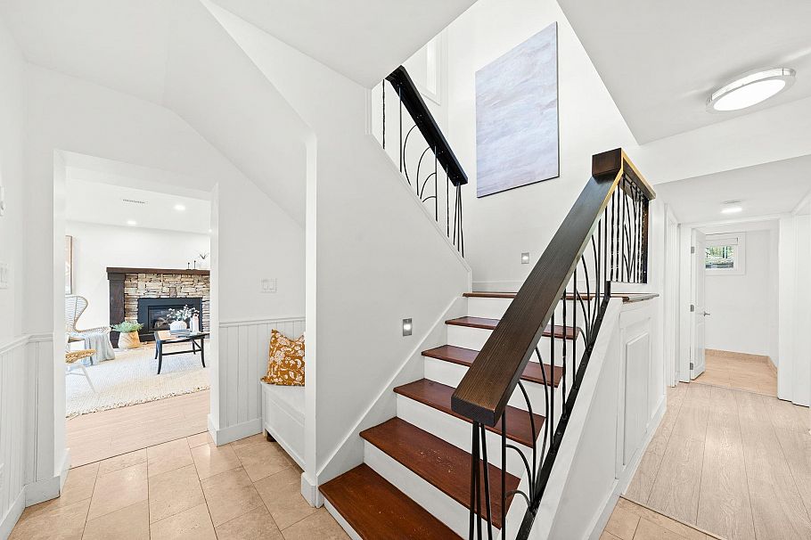 463 Beachview Drive North Vancouver, BC - 24