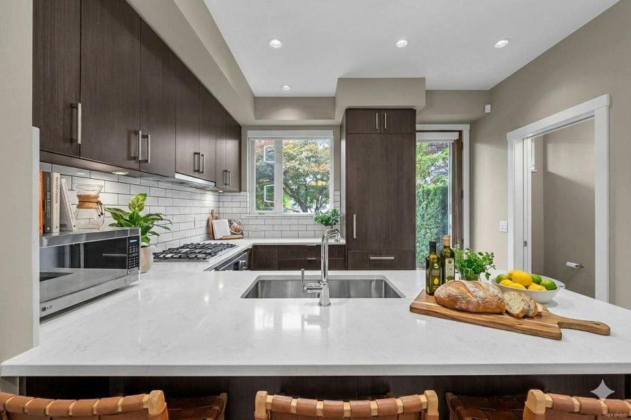 5502 Oak Street Vancouver, BC - 2