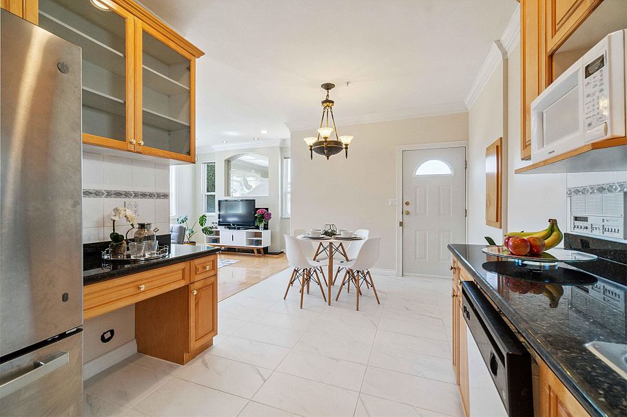 1303 W 67th Avenue Vancouver, BC - 8