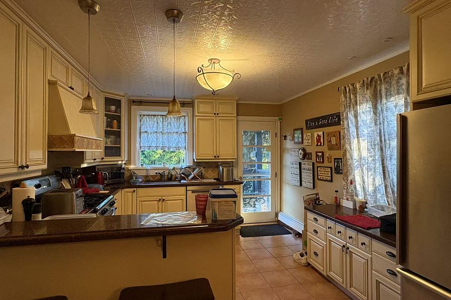 3878 W 33rd Avenue Vancouver, BC - 4