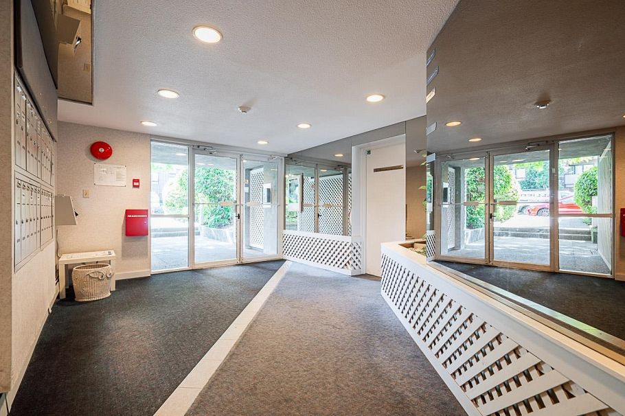 208 1550 Chesterfield Avenue North Vancouver, BC - 4