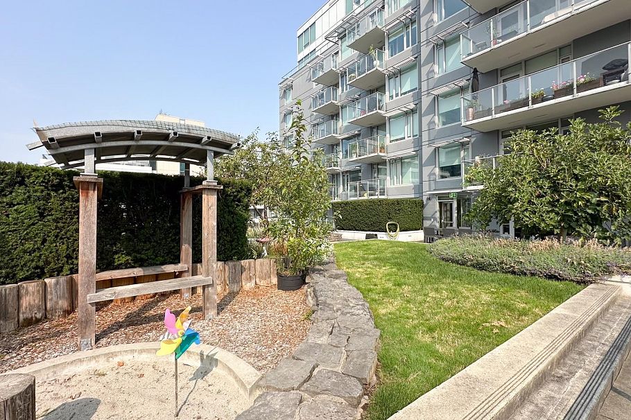 515 1661 Quebec Street Vancouver, BC - 3