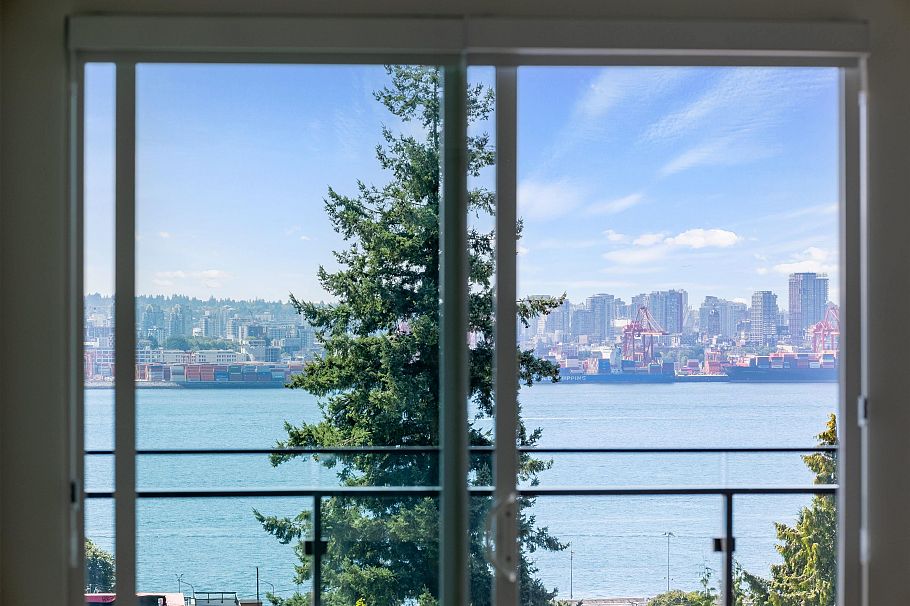 411 422 E 3rd Street North Vancouver, BC - 1