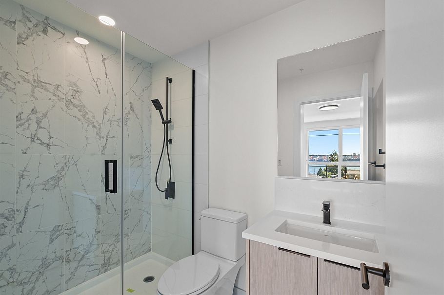 411 422 E 3rd Street North Vancouver, BC - 12