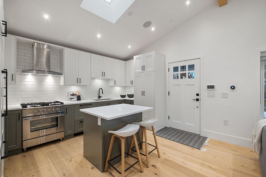 2058 E 5th Avenue Vancouver, BC - 6