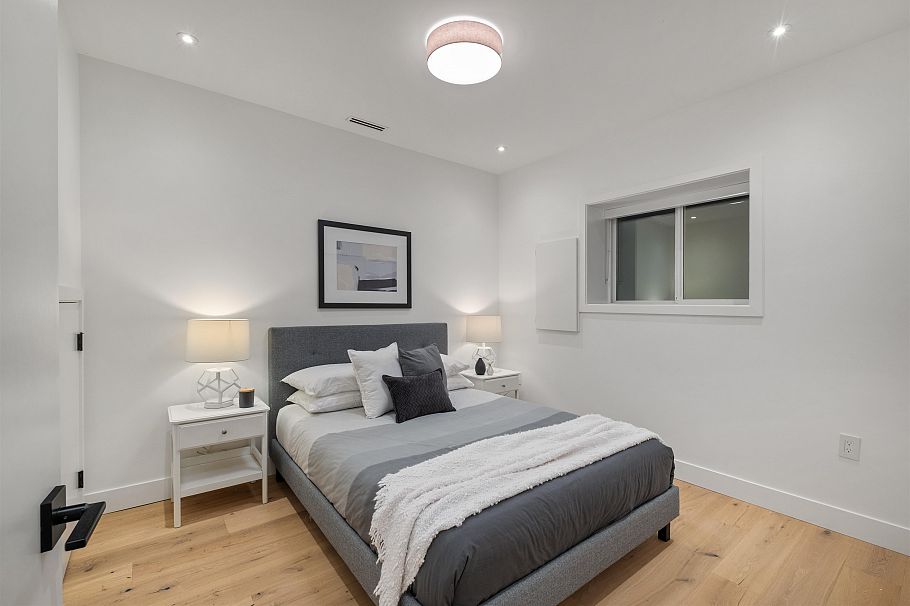 2058 E 5th Avenue Vancouver, BC - 14