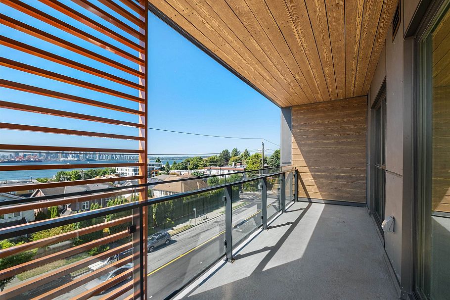 411 422 E 3rd Street North Vancouver, BC - 2