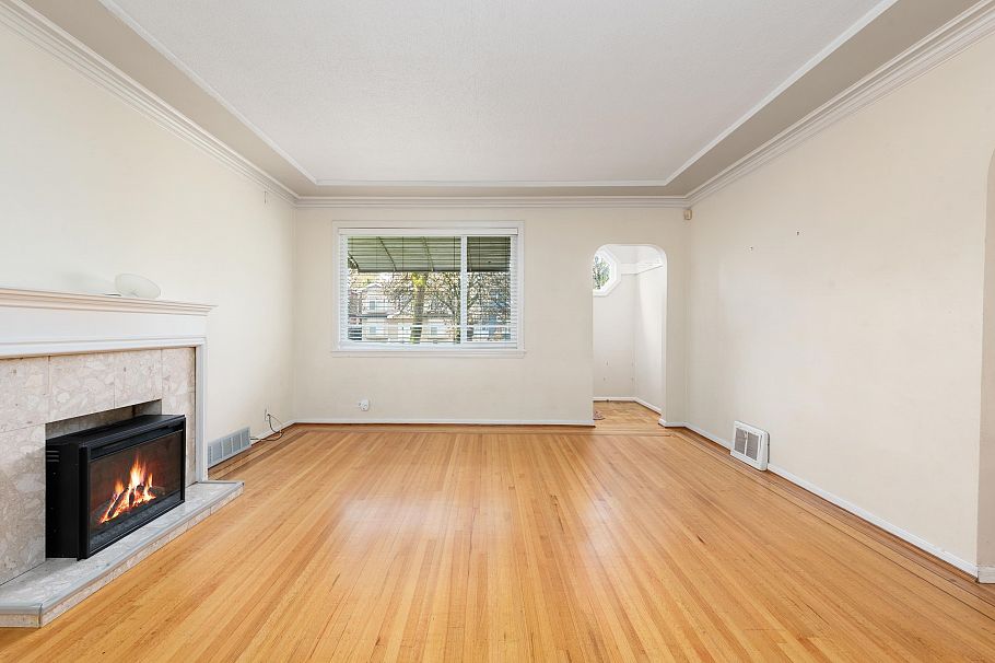 5556 Earles Street Vancouver, BC - 2