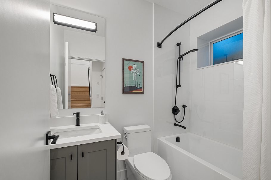 2058 E 5th Avenue Vancouver, BC - 9