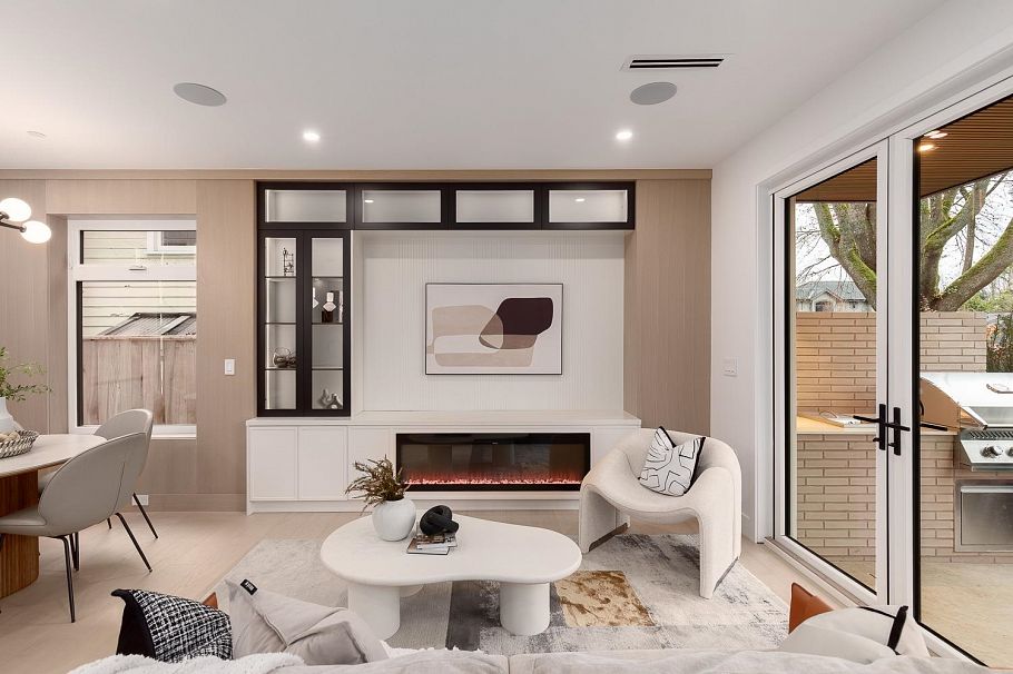 2 2976 W 13th Avenue Vancouver, BC - 1