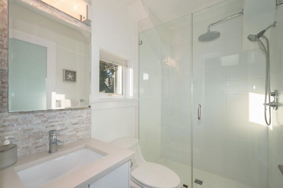 250 E 10th Street North Vancouver, BC - 25