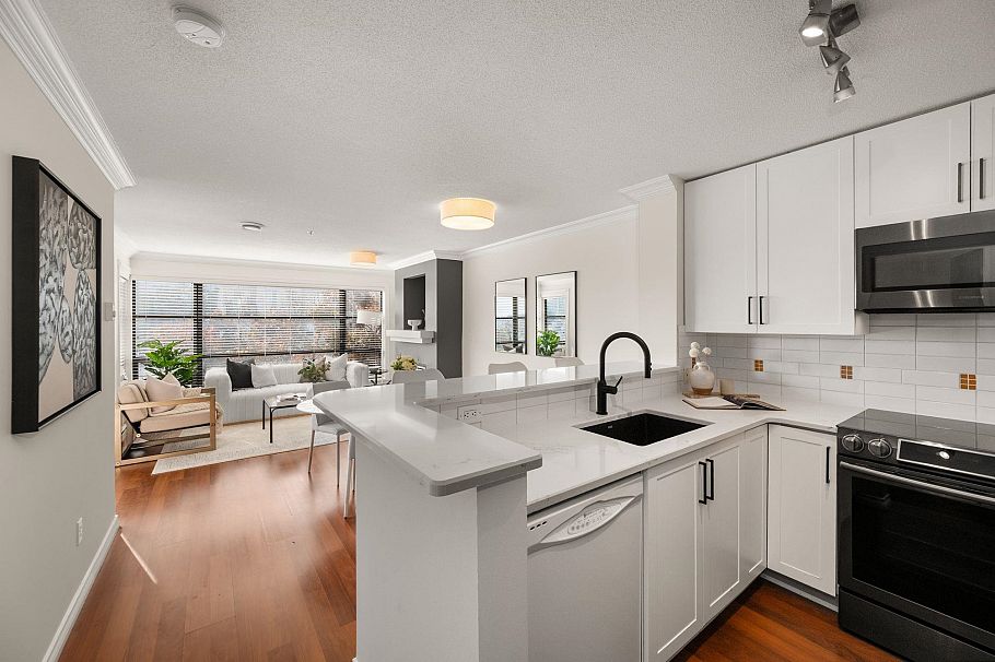 301 124 W 3rd Street North Vancouver, BC - 2