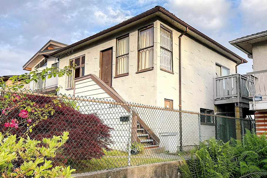 2354 E 33rd Avenue Vancouver, BC - 6