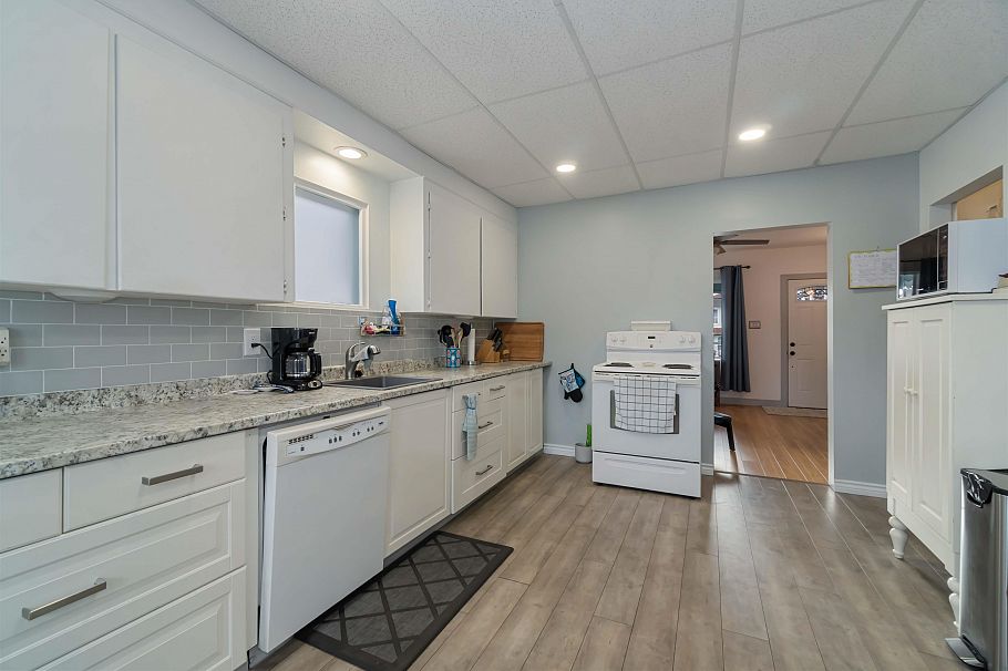 2235 East 52nd Avenue Vancouver, BC - 10