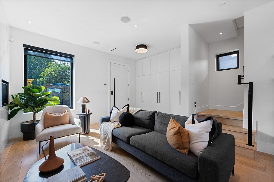 575 E 22nd Avenue Vancouver, BC - 1