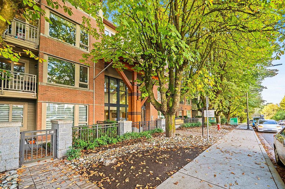 127 119 W 22nd Street North Vancouver, BC - 25