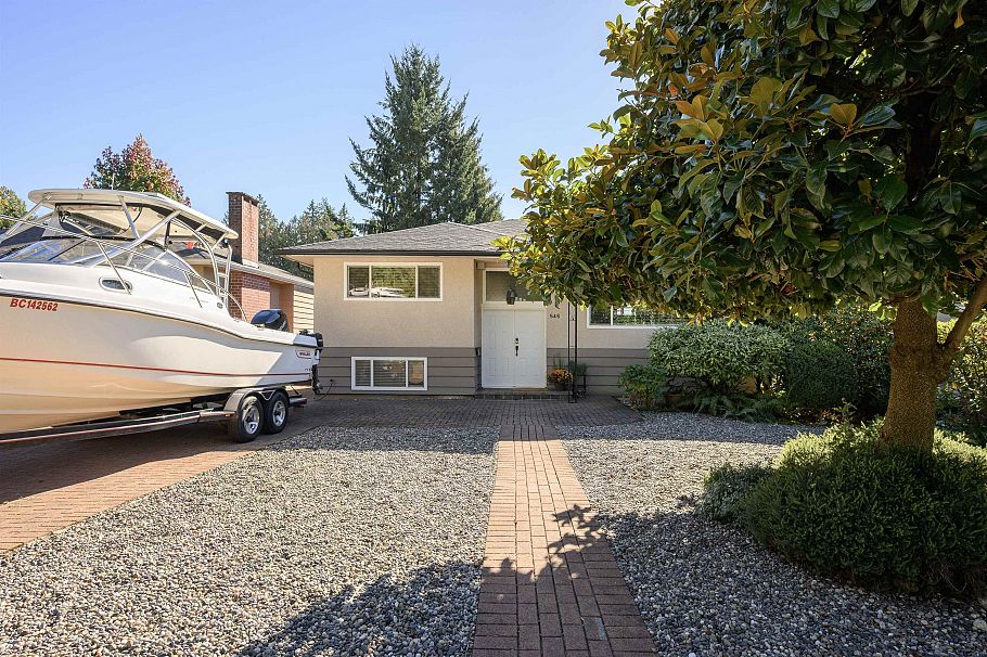 545 W 22nd Street North Vancouver, BC - 2