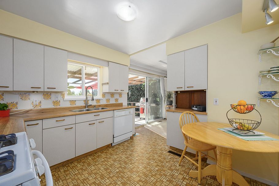 545 W 22nd Street North Vancouver, BC - 15