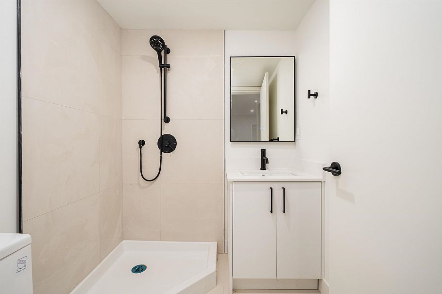 838 W 64th Avenue Vancouver, BC - 32