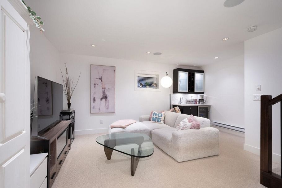 250 E 10th Street North Vancouver, BC - 26