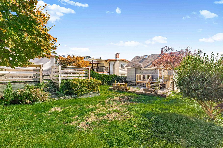 138 W Kings Road North Vancouver, BC - 34