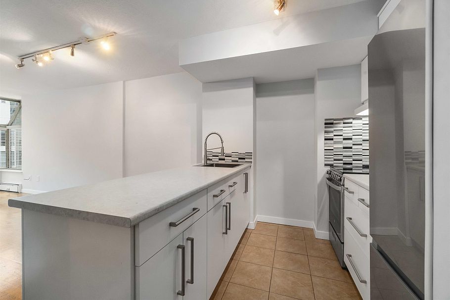 808 1333 Hornby Street Vancouver, BC - 3