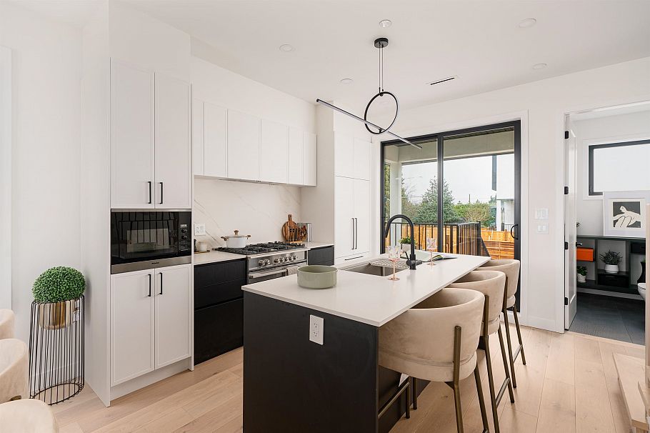 838 W 64th Avenue Vancouver, BC - 9