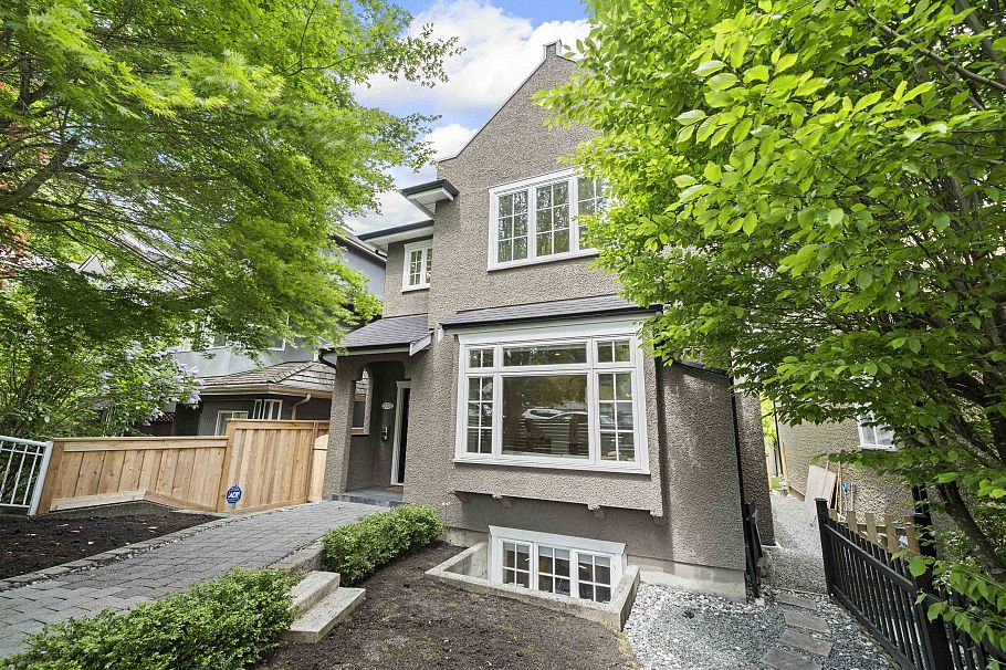 3711 W 11th Avenue Vancouver, BC - 1