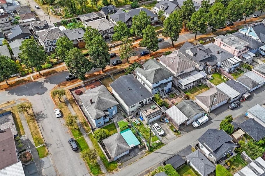 2593 E 25th Avenue Vancouver, BC - 6