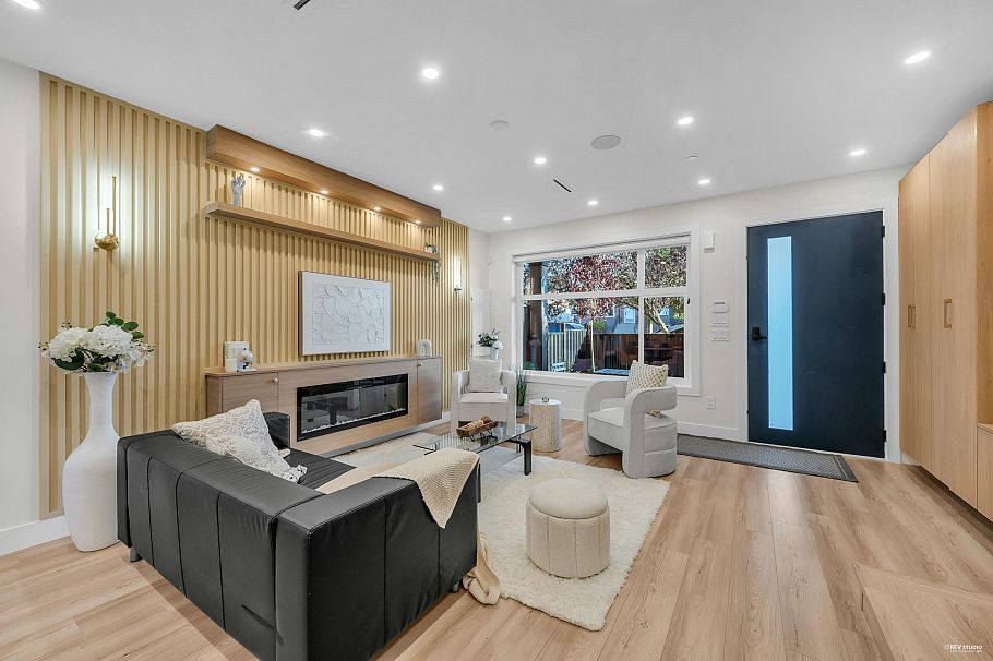 2 2705 E 3rd Avenue Vancouver, BC - 5