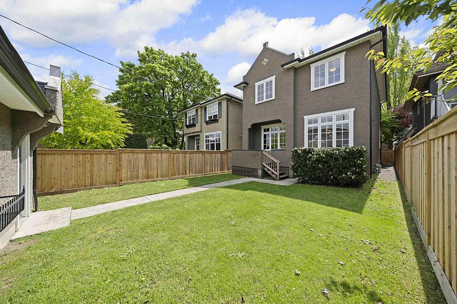 3711 W 11th Avenue Vancouver, BC - 37