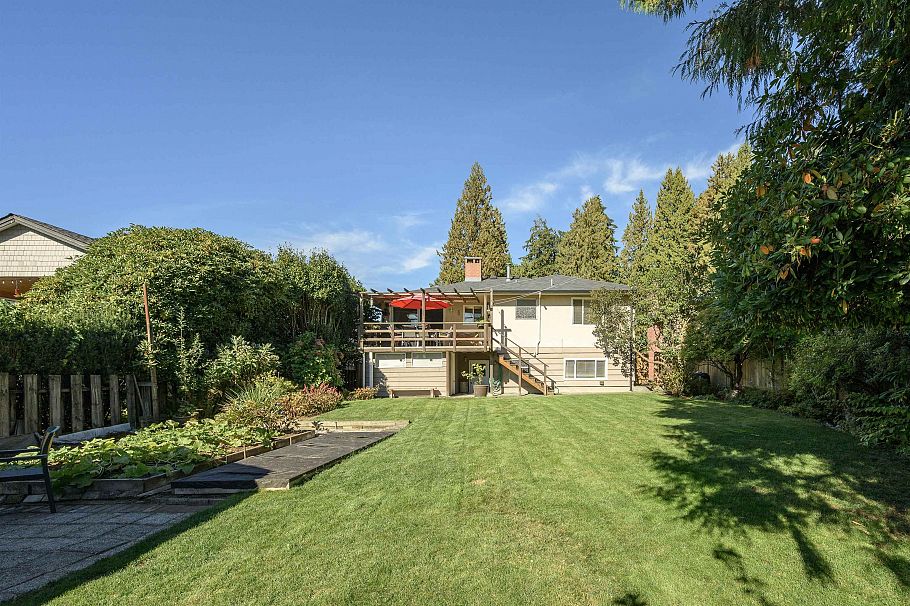 545 W 22nd Street North Vancouver, BC - 37