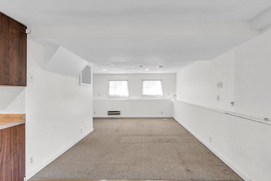 138 W Kings Road North Vancouver, BC - 26