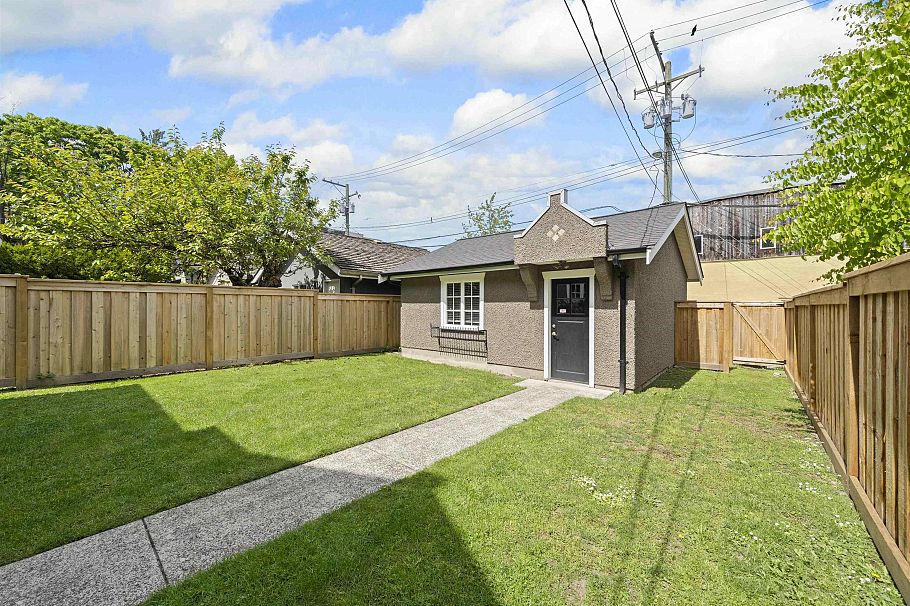 3711 W 11th Avenue Vancouver, BC - 35