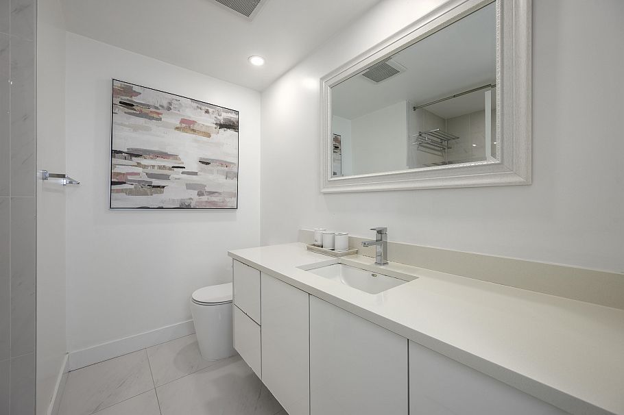 2005 1050 Burrard Street Vancouver, BC - 16