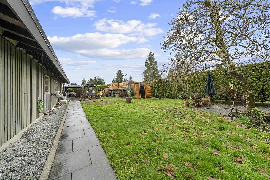 645 Baycrest Drive North Vancouver, BC - 34