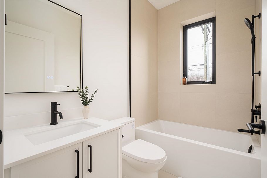 838 W 64th Avenue Vancouver, BC - 20