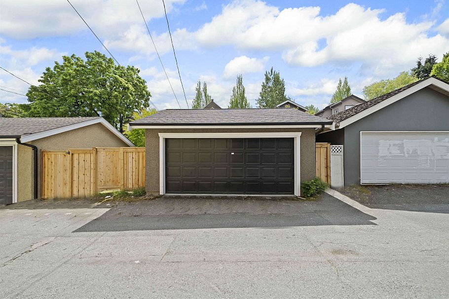 3711 W 11th Avenue Vancouver, BC - 34