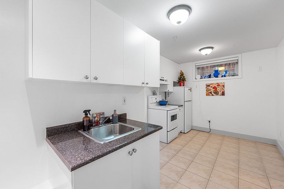 1636 E 12th Avenue Vancouver, BC - 20