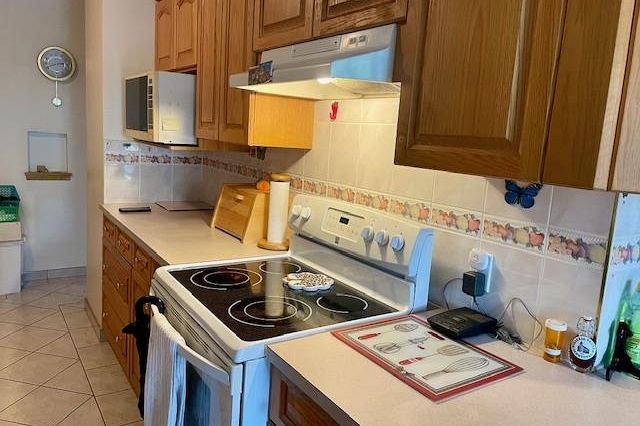 3168 E 16th Avenue Vancouver, BC - 2