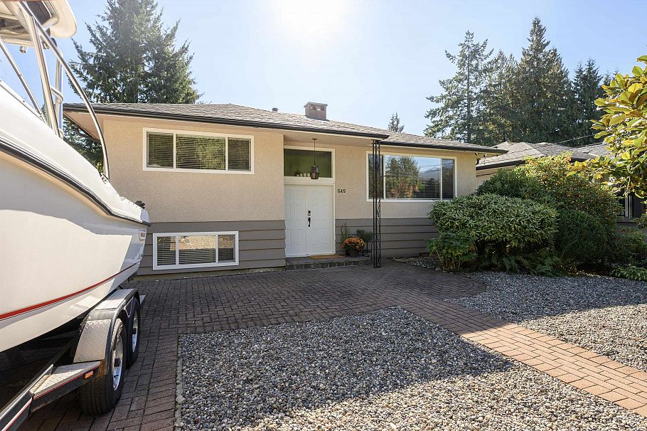 545 W 22nd Street North Vancouver, BC - 4