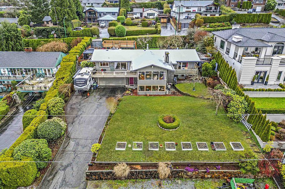 645 Baycrest Drive North Vancouver, BC - 1