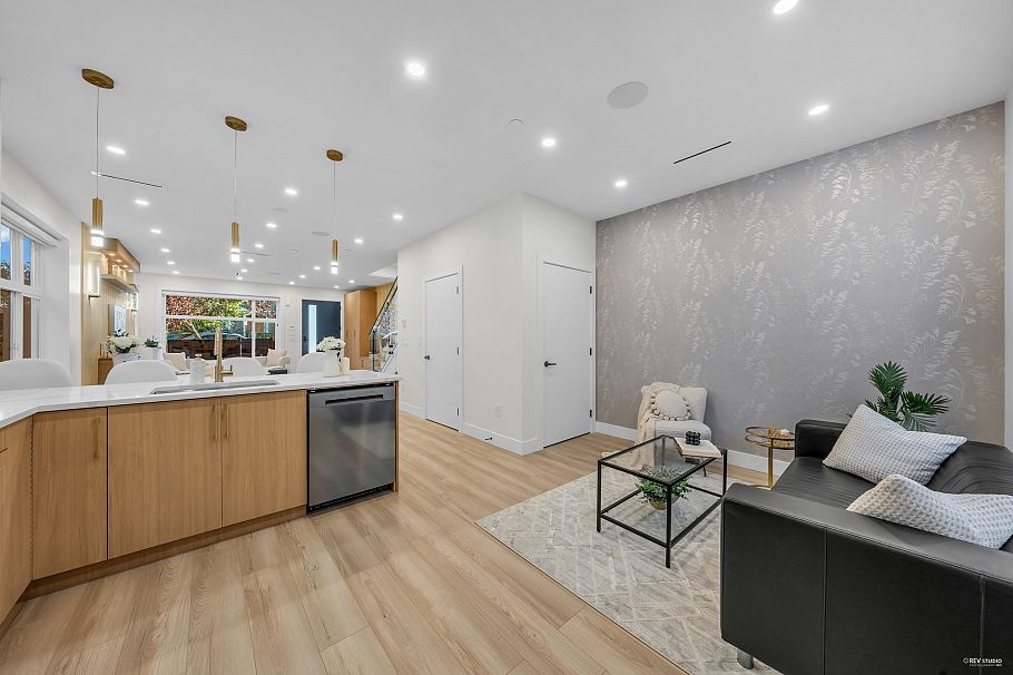 2 2705 E 3rd Avenue Vancouver, BC - 9