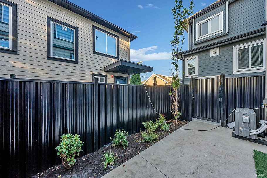 2 2705 E 3rd Avenue Vancouver, BC - 22