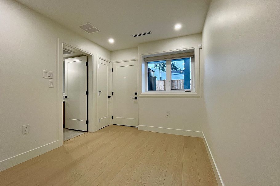 162 E 43rd Avenue Vancouver, BC - 11