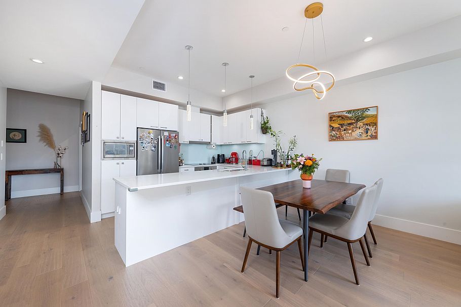 205 1591 Bowser Avenue North Vancouver, BC - 3